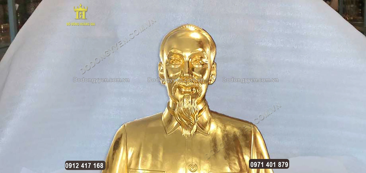 Gương mặt B&aacute;c Hồ được chạm khắc tr&ograve;n đầy, ph&uacute;c hậu